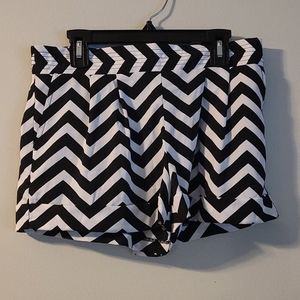 Mnk Boutique Black & White Chevron print dress shorts M